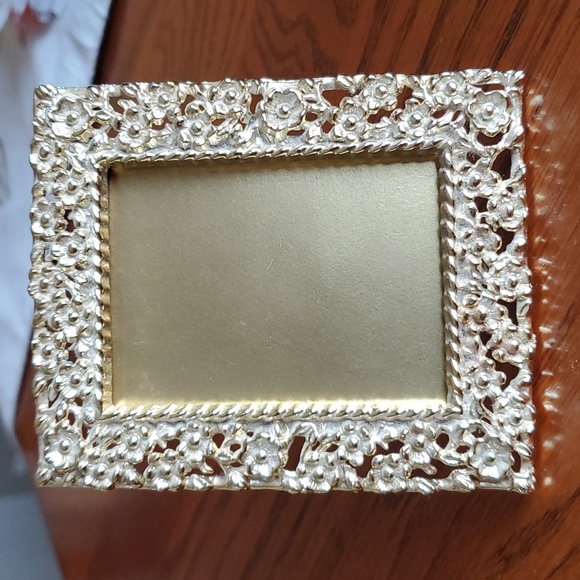 VINTAGE Filigree Frame, 3x4, Gold, Stand,EUC - Picture 2 of 9